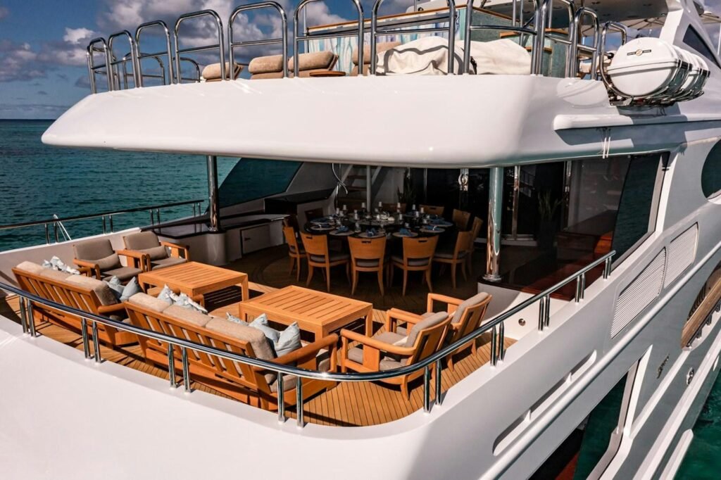 IMPROMPTU aft deck lounge