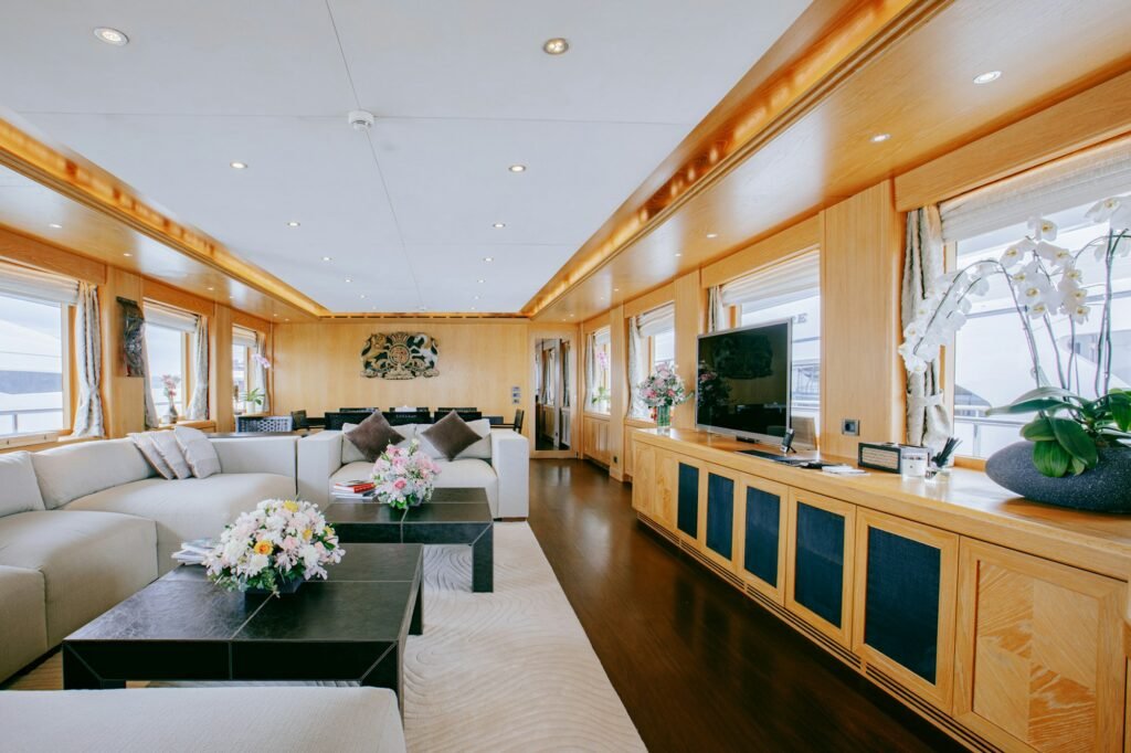 INDIANA salon with sea views