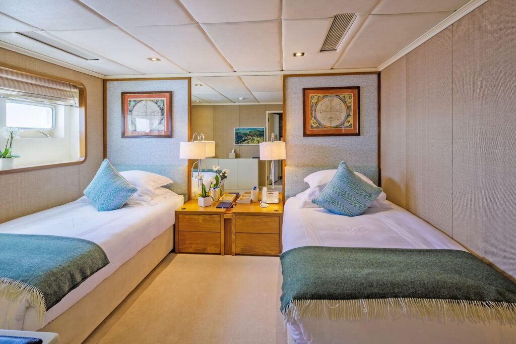 ITOTO upper deck saloon