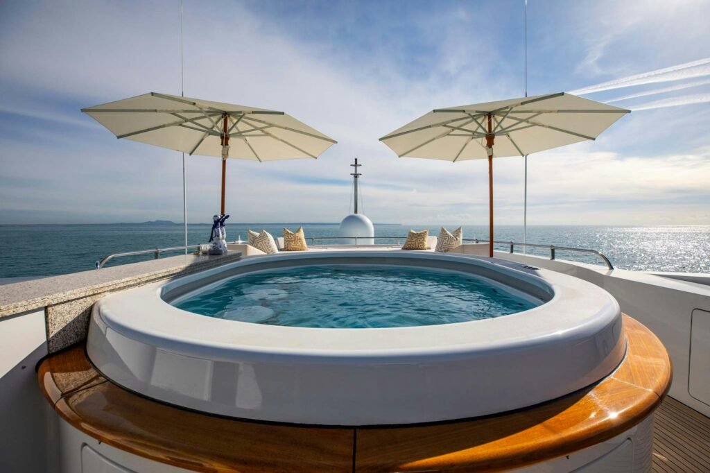 LA BLANCA sundeck Jacuzzi