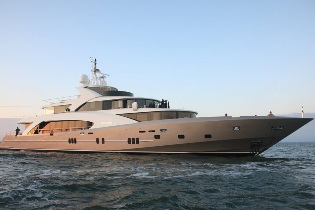 LA PELLEGRINA for charter, profile