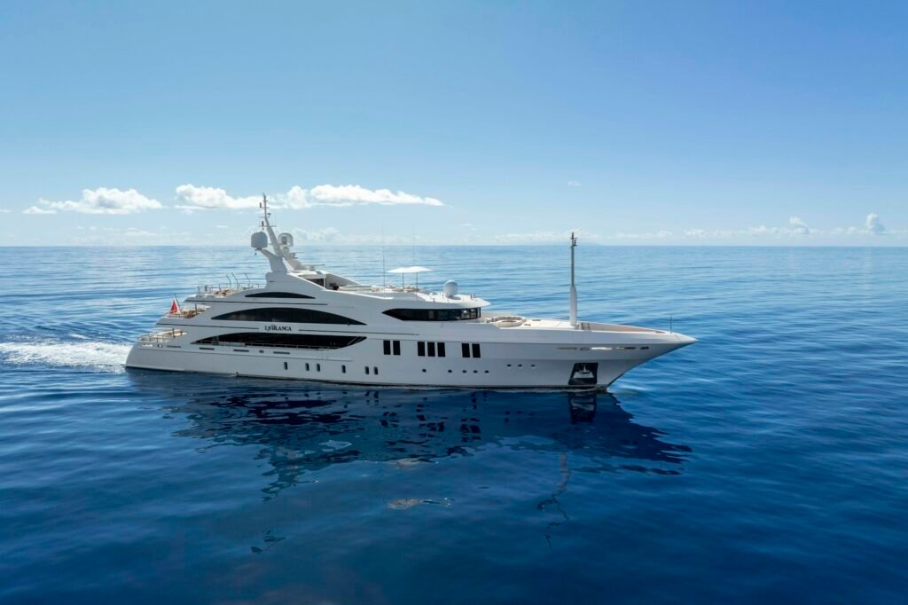 LA BLANCA for charter, profile view