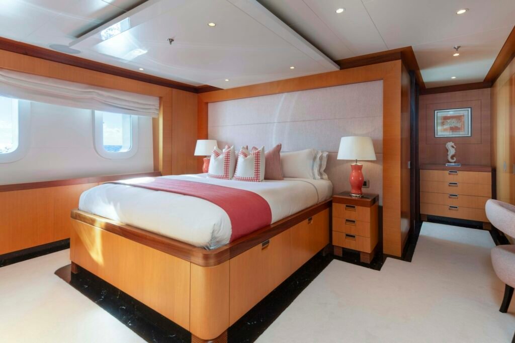 LA BLANCA twin cabin