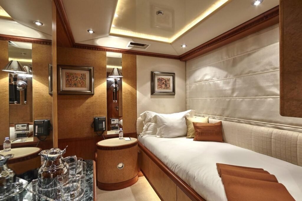 LADY ELLEN II twin cabin