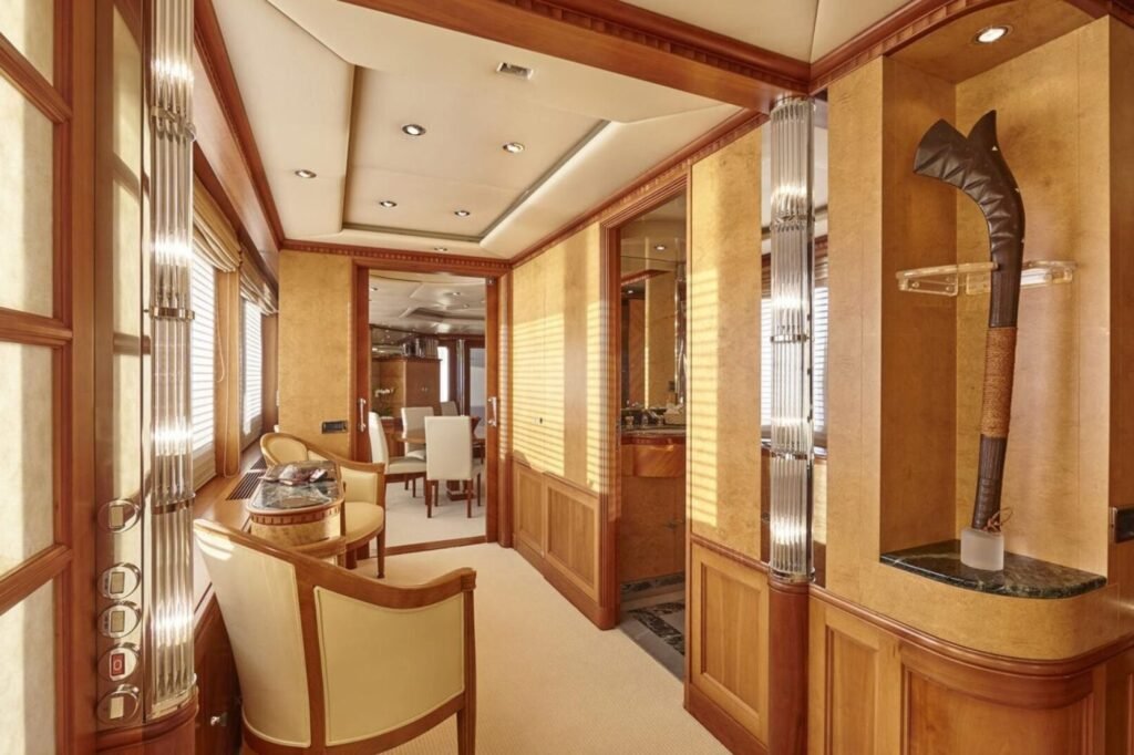 LADY ELLEN II main salon