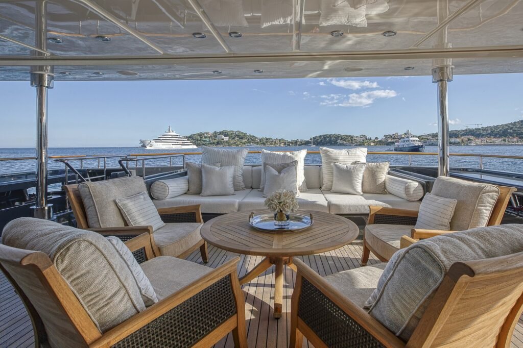 LADY TRUDY sundeck