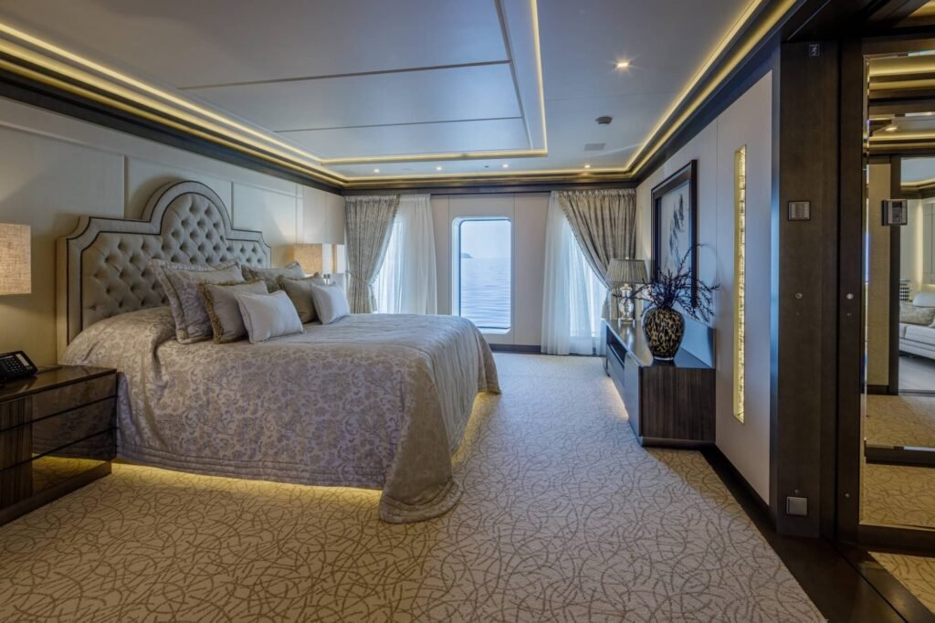 LADY VERA main salon