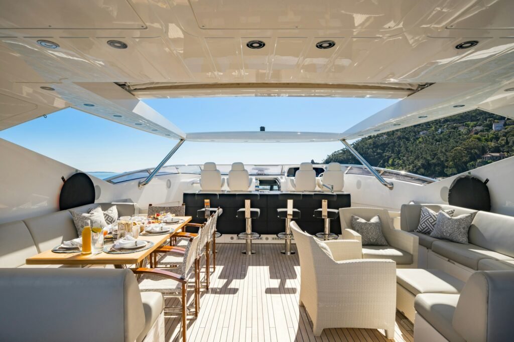 LADY VOLANTIS sundeck flybridge lounge