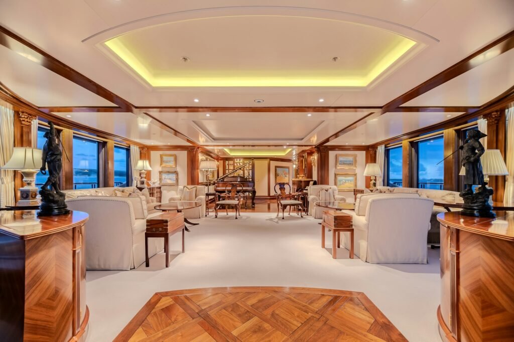 LADY KATHRYN V main salon