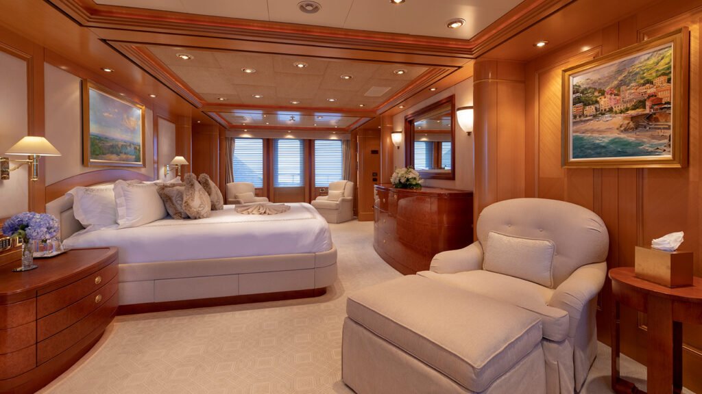 LAUREL owner's suite bed