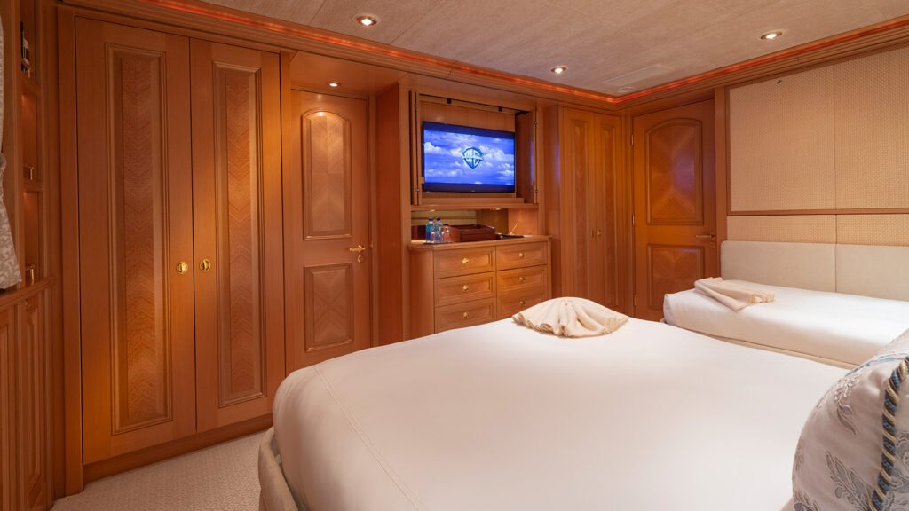 LAUREL guest cabin queen bed