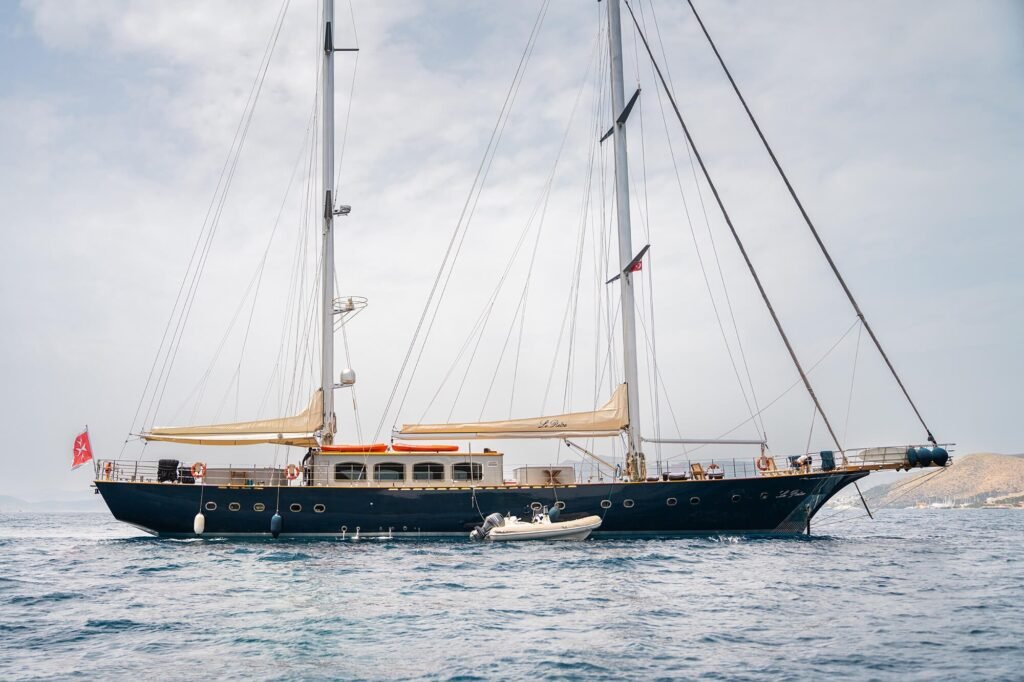 Le Pietre for charter, profile