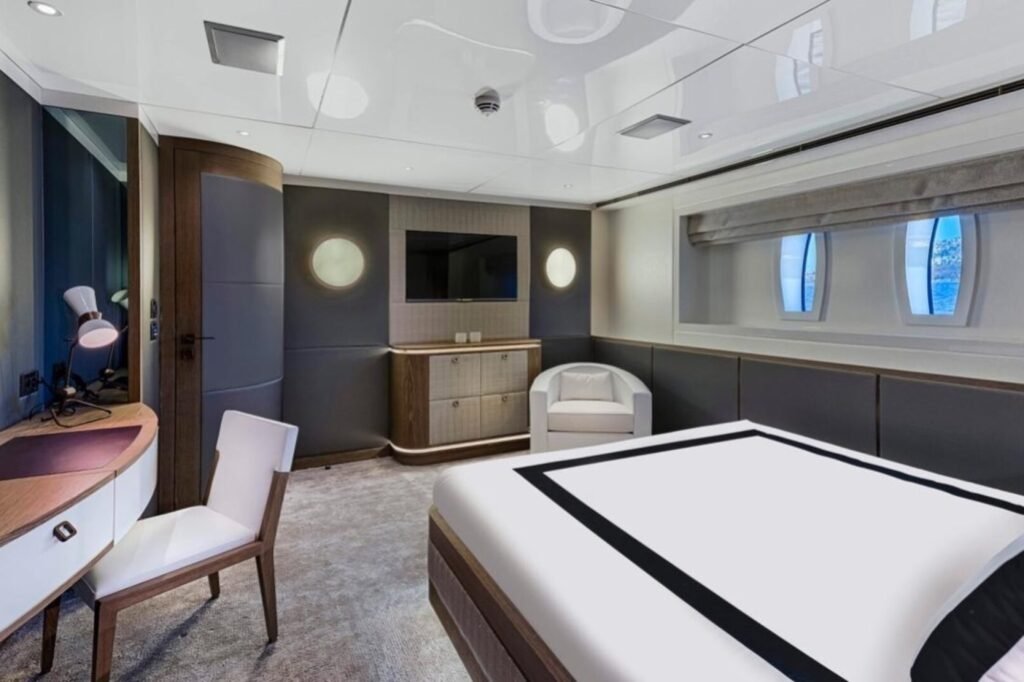 LIQUID SKY master suite