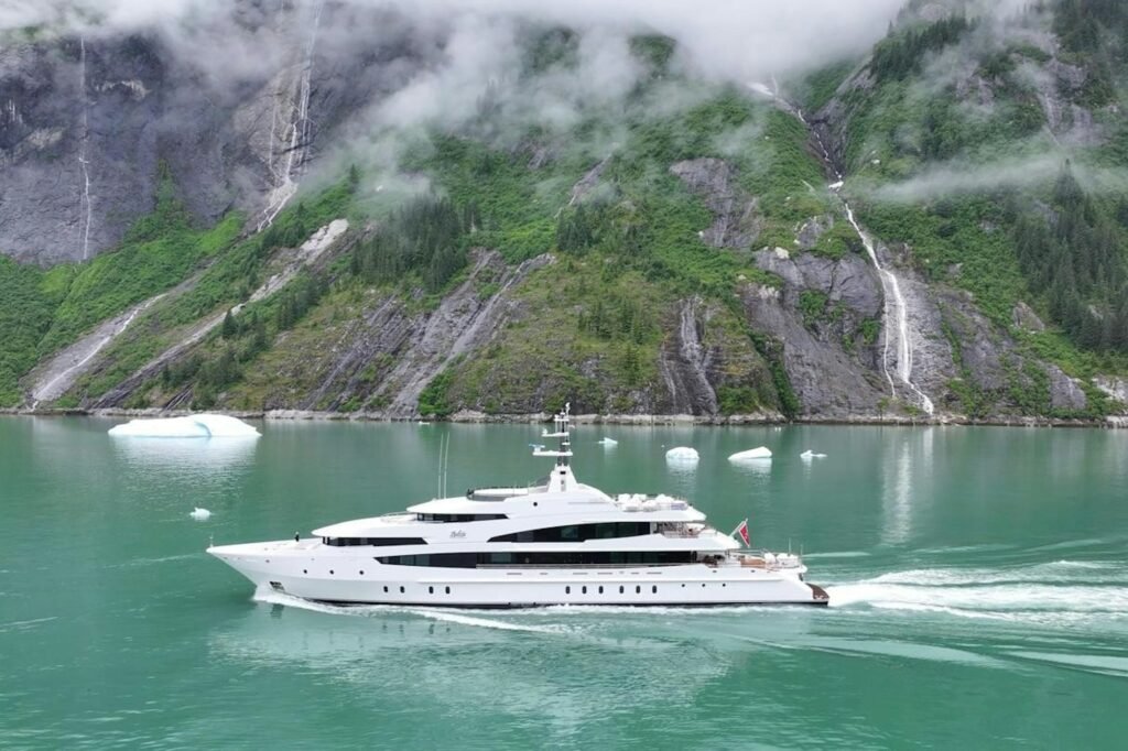 LUDZIE for charter, profile view