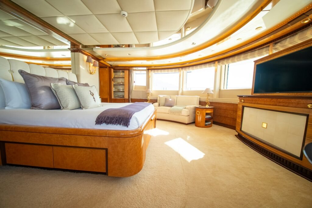 LUDZIE master cabin detail
