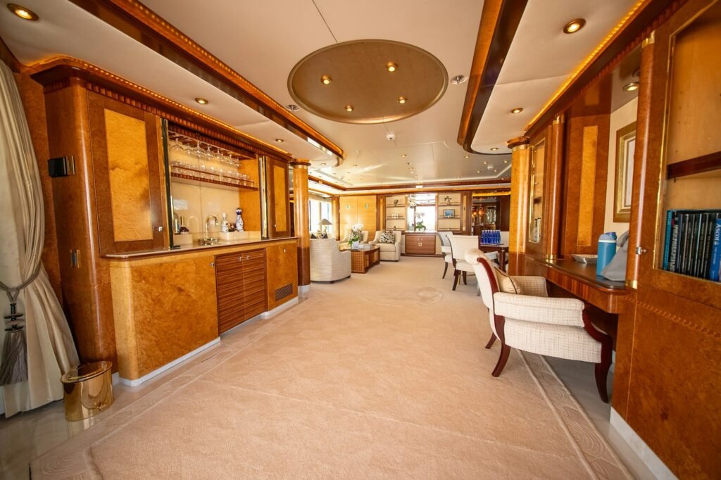 LUDZIE main salon with mirror