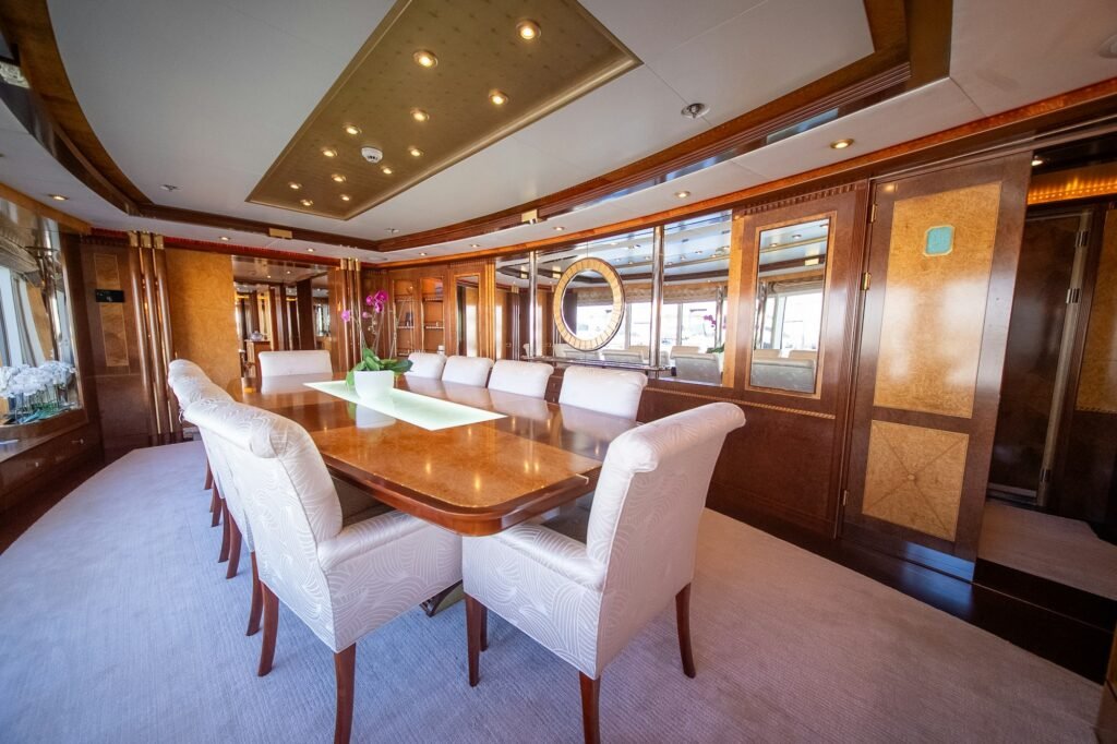LUDZIE dining area with sea views
