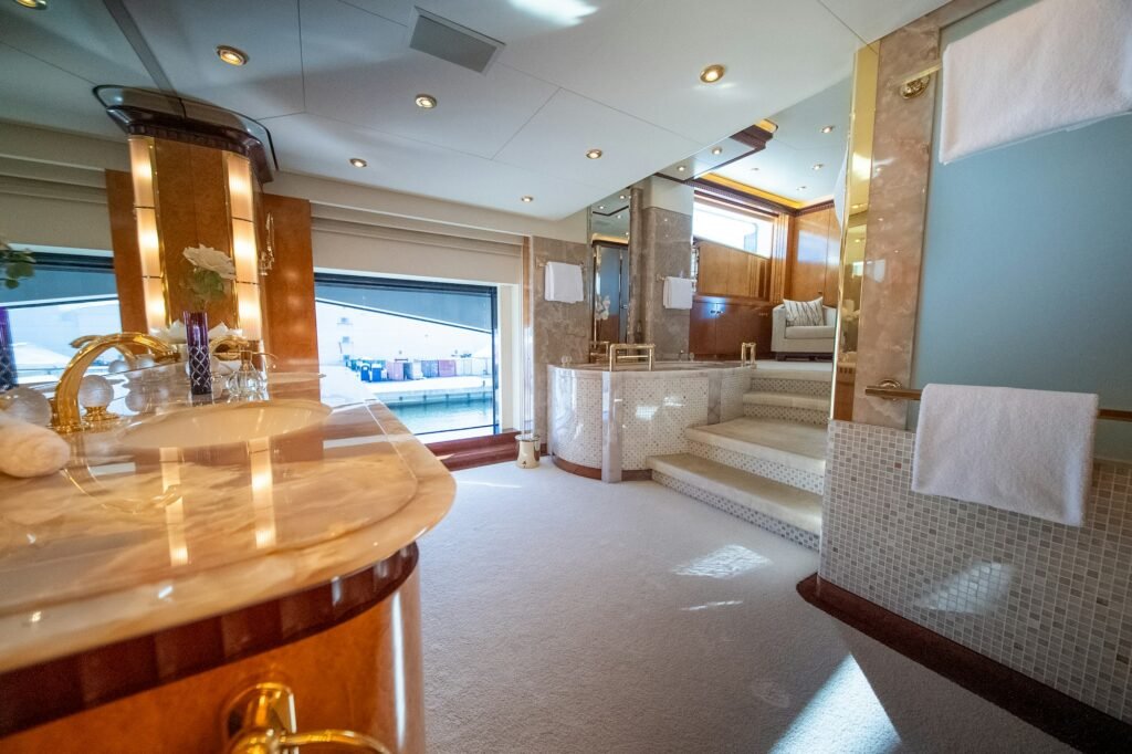 LUDZIE bathroom with large mirror