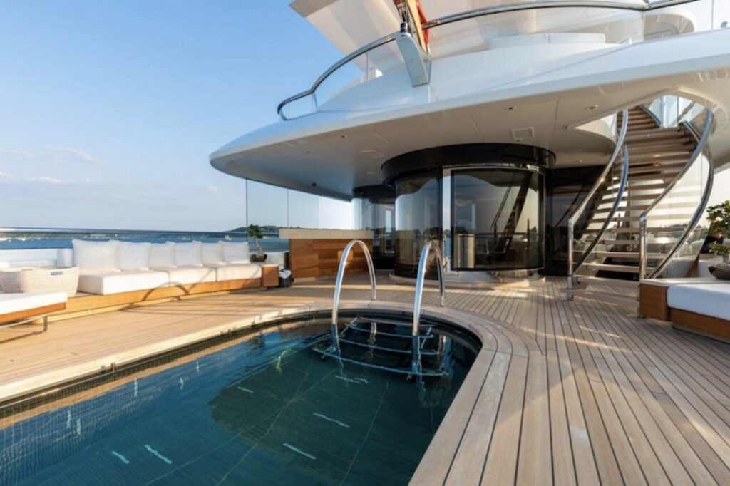 LUNASEA main deck infinity pool