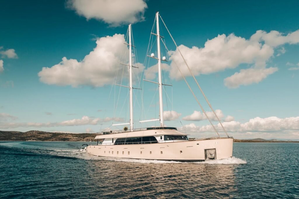 MAXITA for charter, profile view