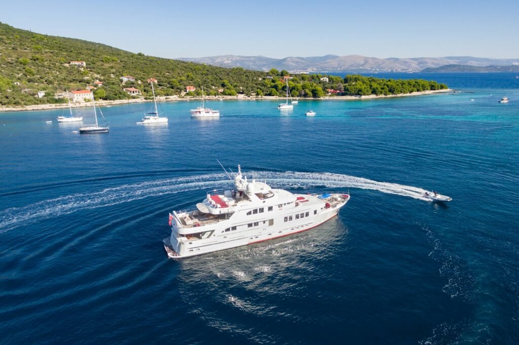 METSUYAN IV for charter, profile view