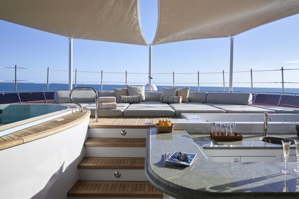 MIA ELISE II sun deck