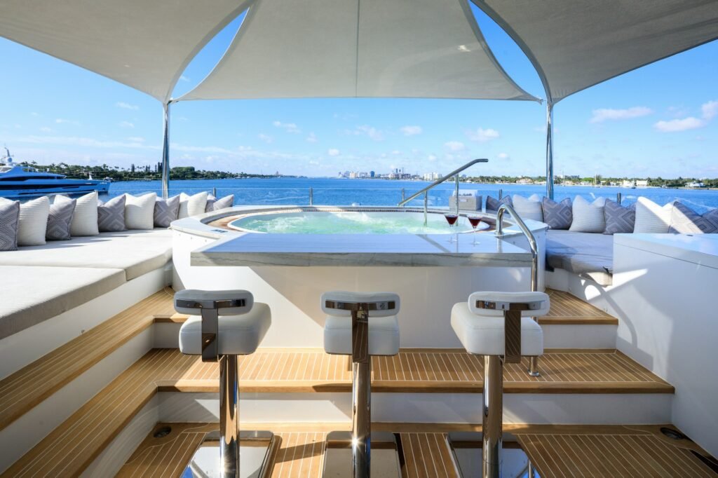 MISS MICHELLE sundeck Jacuzzi