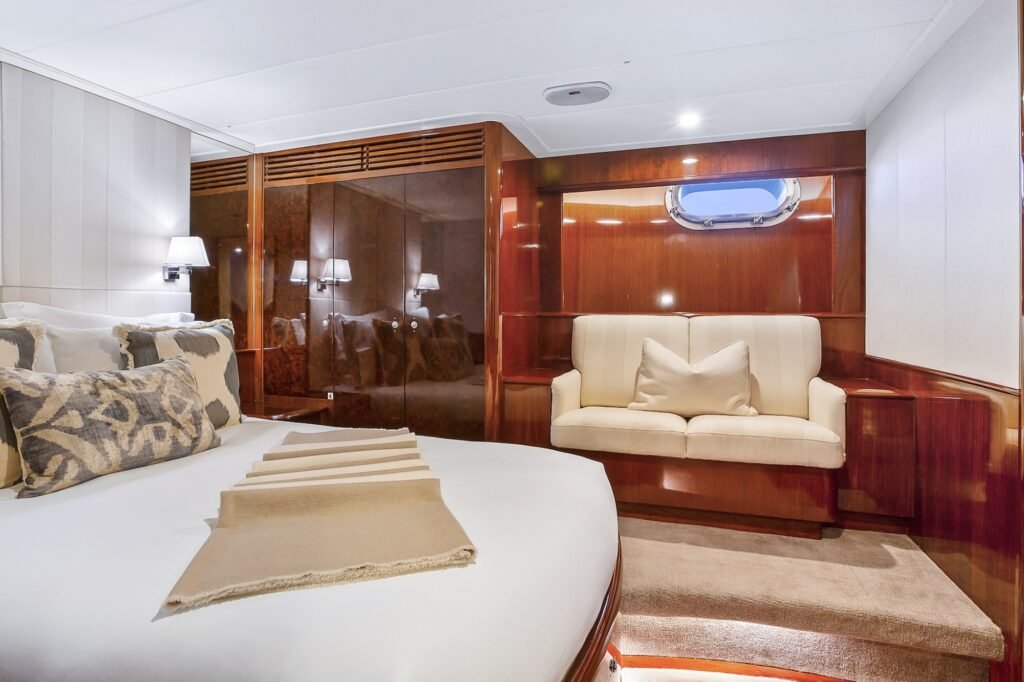 MISS SILVER interior