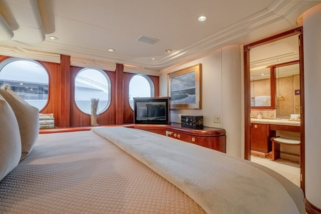NEVER ENOUGH interior
