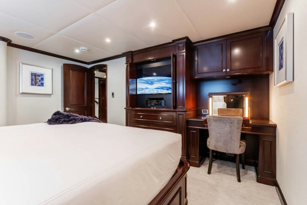 NICOLE EVELYN guest cabin