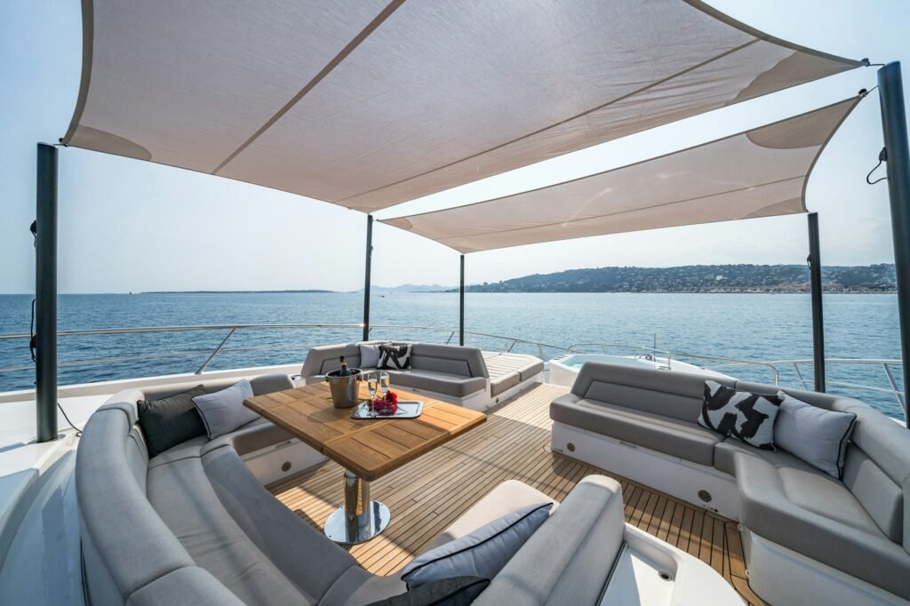 NOROADER foredeck seating