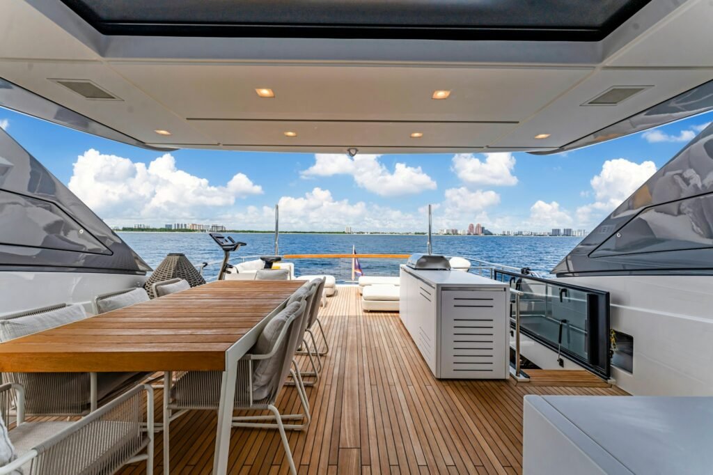 NOTYNOG flybridge with bar and dining
