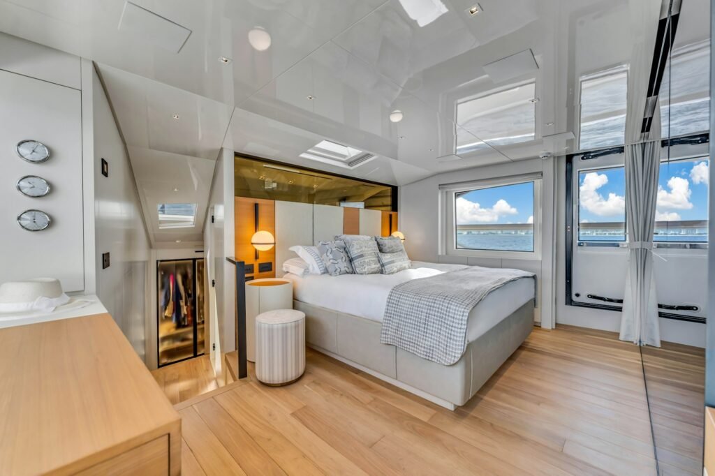 NOTYNOG full-beam master cabin