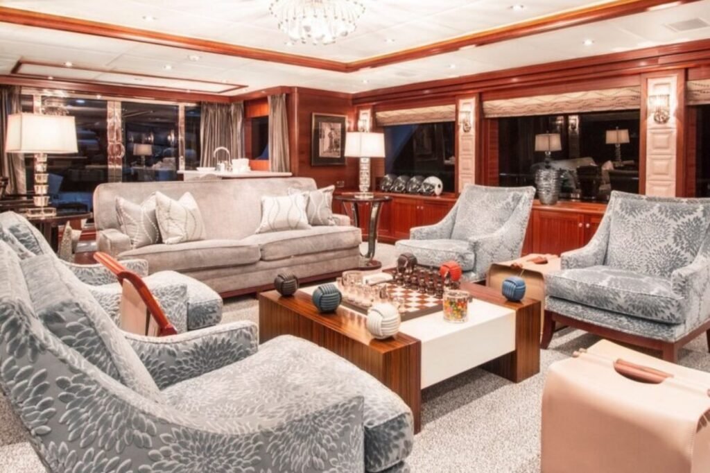 OCEAN CLUB main salon