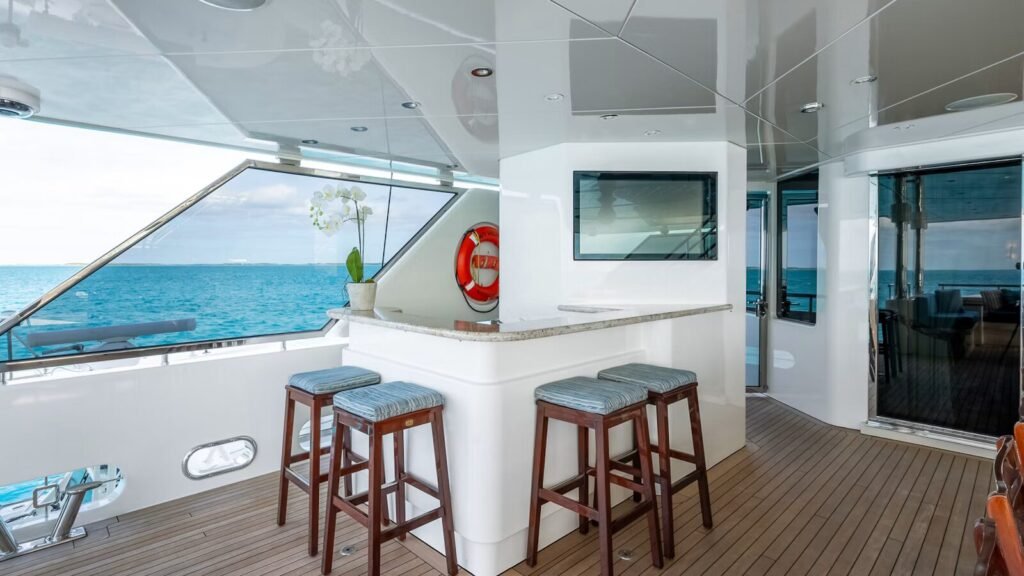 Valinor Aft Deck and Bar