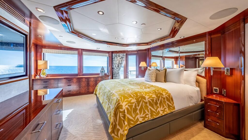 Valinor Bridge Deck Master Suite