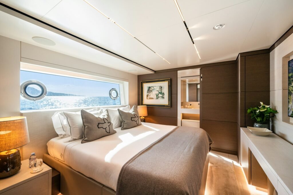 PALOMA queen guest cabin
