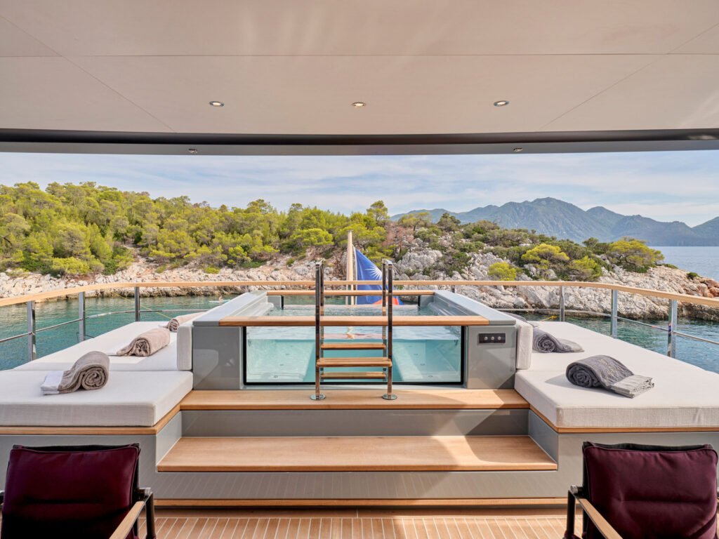 Para Bellvm Yacht for charter 5