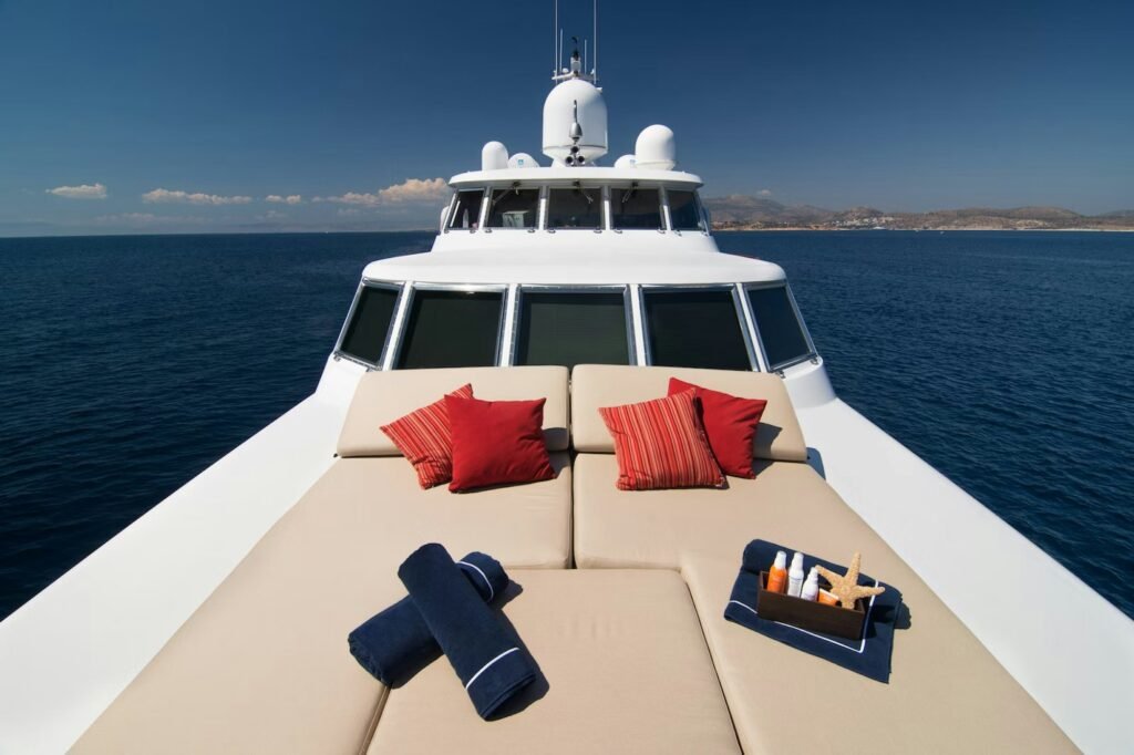 PARVATI flybridge with sunpads