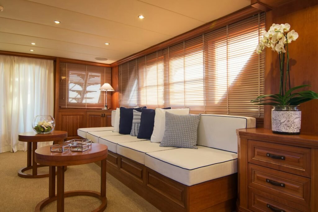 PARVATI glass TV lounge