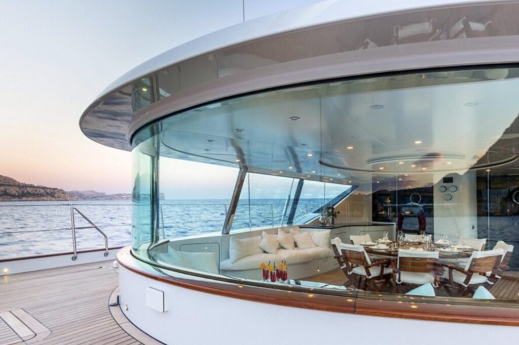 Q foredeck jacuzzi
