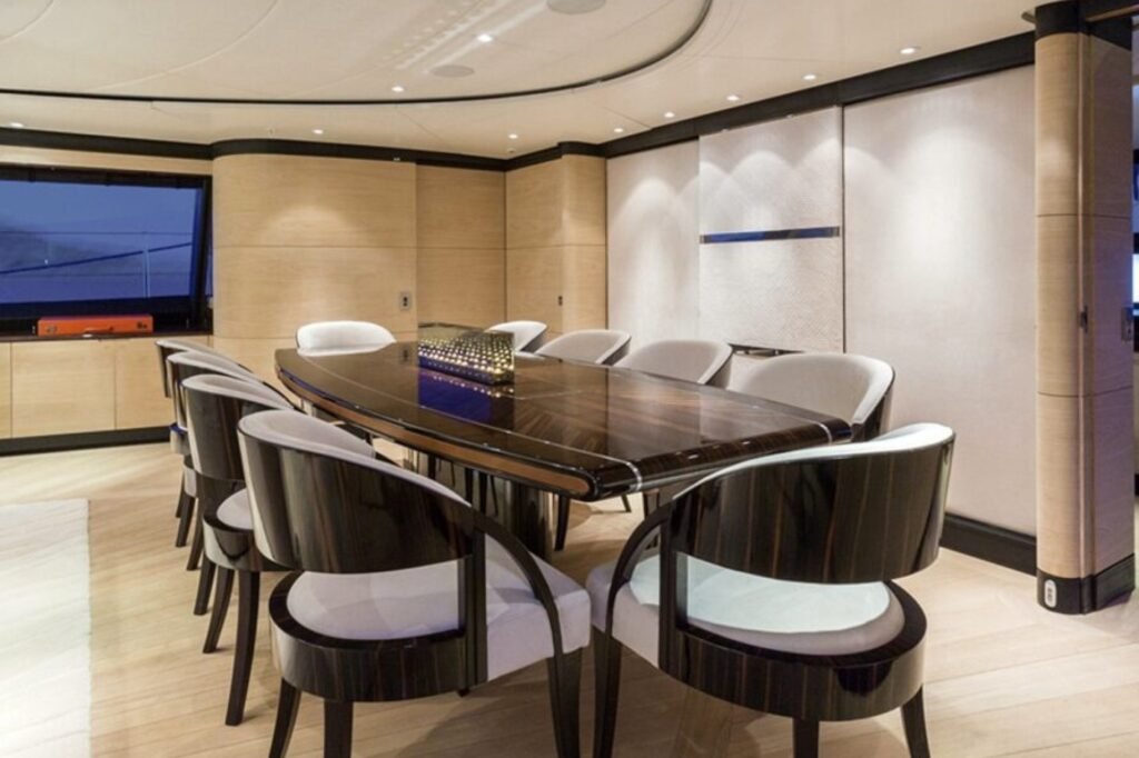 Q main salon