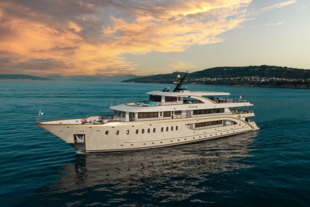 RIVA for charter, profile view