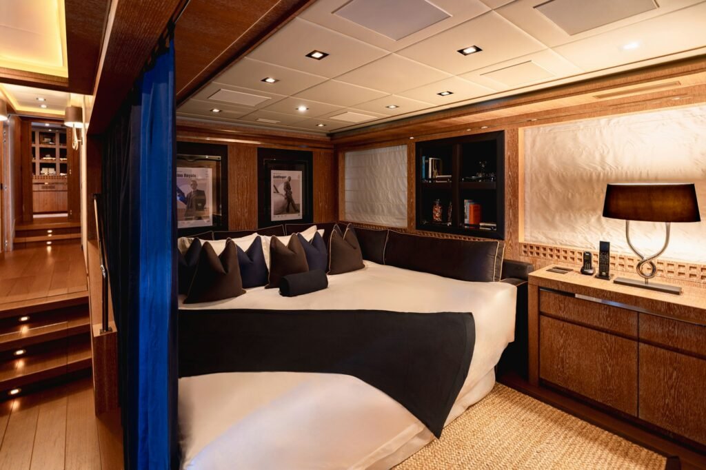 ROYALE X twin cabin