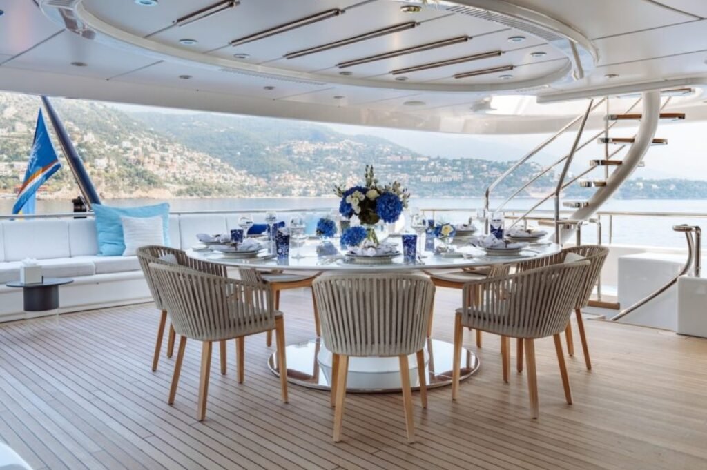 SAMIRA exterior deck