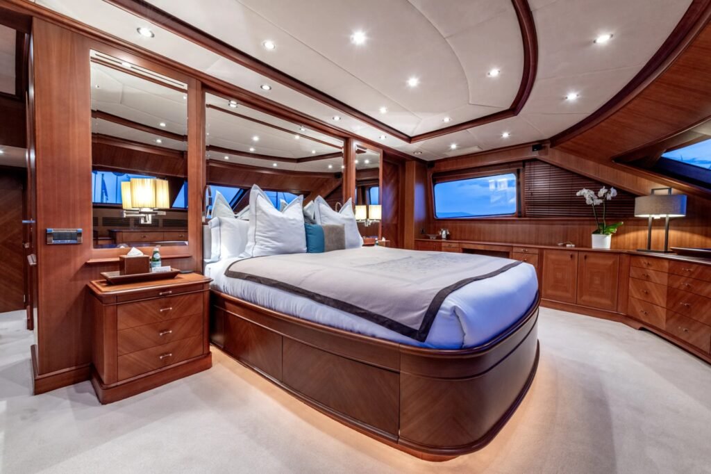 SEA BLUEZ master suite