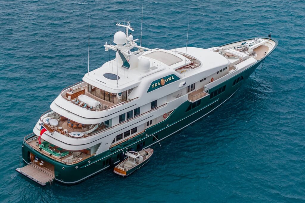 Harbour Island yacht charter, exterior profile at anchor