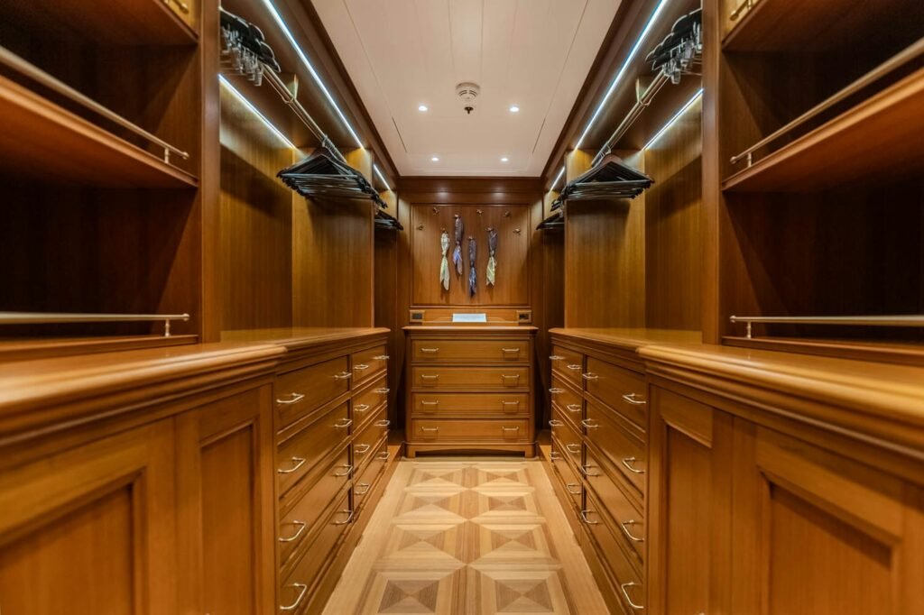 SEA OWL master dressing room