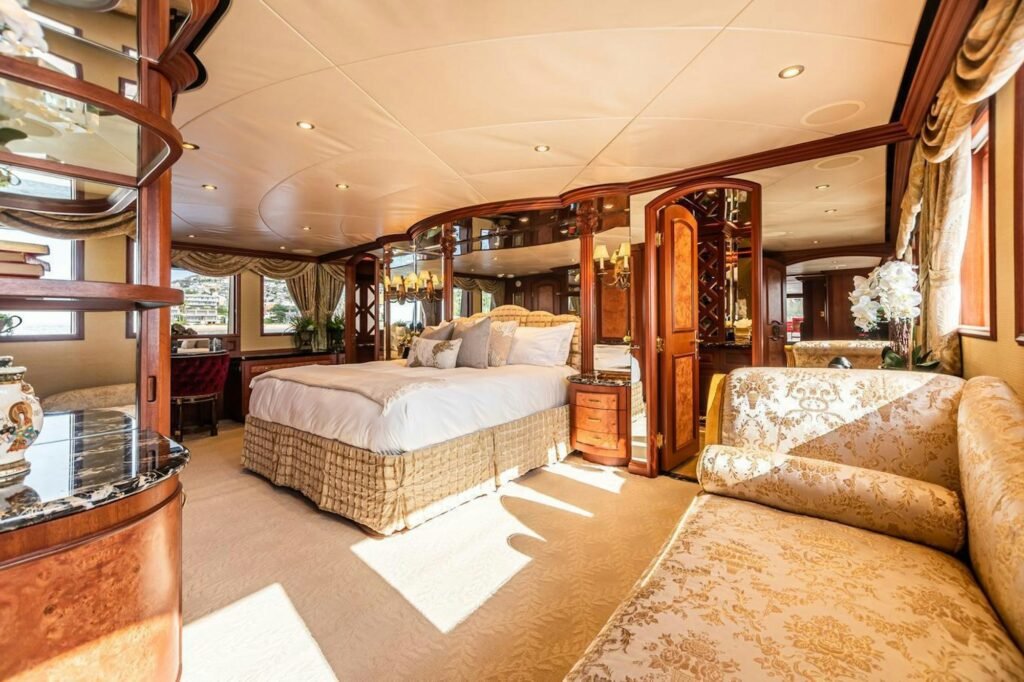 SHOGUN full-beam master stateroom