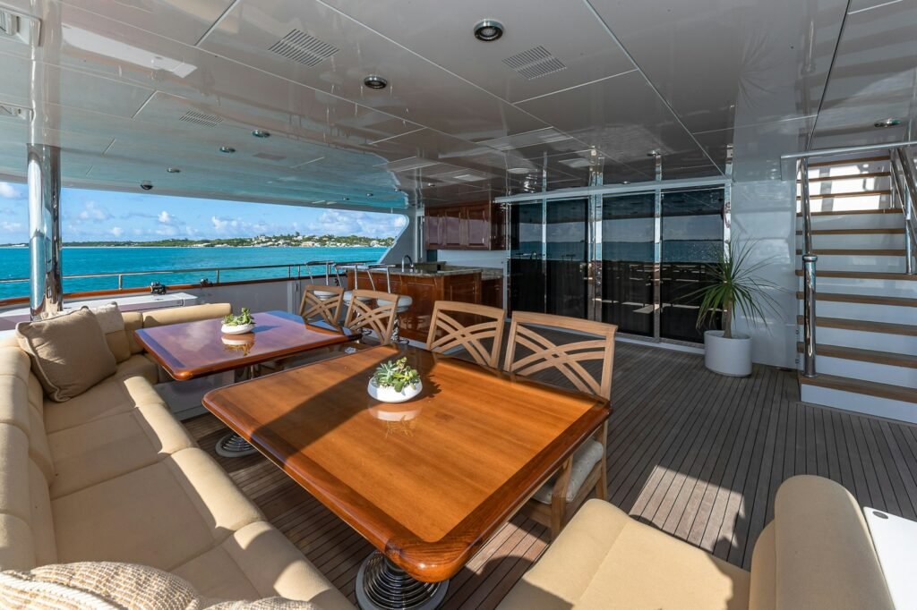 SILVER LINING sundeck Jacuzzi
